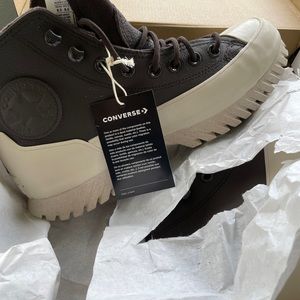 Converse Sneakers 8.5 NEW